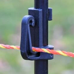 10x VOSS.farming Fiberglaspfähle, Schwarz, 110cm, 4x Isolator + Spezialtritt -Optimal Ranchzaun Geschäft 27518.10 VOSS.farming Fiberglaspfahl mit Clipisolator Elektrozaunlitze Haustierzaun