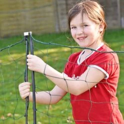 VOSS.farming 50m Hühnernetz Mit Durchgang, 125cm, 21 Pfähle, 2 Spitzen, Grün, Ohne Strom -Optimal Ranchzaun Geschäft 27770 27772 VOSS.farming Huehner Netz Gefluegel Netz Tuer 125cm ohne Strom