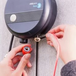 VOSS.pet Fenci M03 - 230V Elektrozaungerät - Marder-, Waschbär- Und Kleintierabwehr 23 VOSS.pet Fenci M03 - 230V Elektrozaungerät - Marder-, Waschbär- Und Kleintierabwehr -Optimal Ranchzaun Geschäft 41205 VOSS.PET Fenci M03 Kleintieranwendung einfacher Anschluss