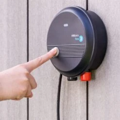 VOSS.pet Fenci M03 - 230V Elektrozaungerät - Marder-, Waschbär- Und Kleintierabwehr 21 VOSS.pet Fenci M03 - 230V Elektrozaungerät - Marder-, Waschbär- Und Kleintierabwehr -Optimal Ranchzaun Geschäft 41205 VOSS.PET Fenci M03 praktischer Ein Ausschalter