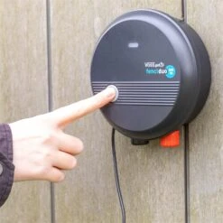 VOSS.pet Fenci MD06 – 12V / 230V Weidezaungerät - Haus & Hof - Pferde, Hunde, Hühner, Wildtiere 25 VOSS.pet Fenci MD06 – 12V / 230V Weidezaungerät - Haus & Hof - Pferde, Hunde, Hühner, Wildtiere -Optimal Ranchzaun Geschäft 41225 voss pet fenci duo md06 elektrozaungeraet praktischer ein und ausschalter