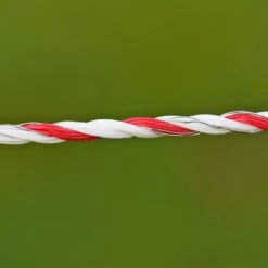 3x VOSS.farming Weidezaunlitze 400m, 3x 0,25 Kupfer + 3x 0,20 Niro, Inkl. 5x Verbinder & Warnschild 27 3x VOSS.farming Weidezaunlitze 400m, 3x 0,25 Kupfer + 3x 0,20 Niro, Inkl. 5x Verbinder & Warnschild -Optimal Ranchzaun Geschäft 42718 VOSS farming Weidezaun Litzen Profiline weiss rot Praxisbild