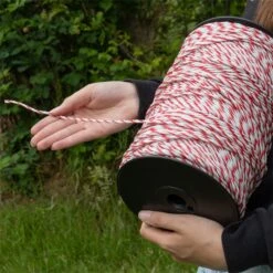 VOSS.farming Weidezaunlitze 400 M, 3x 0,25 Kupfer + 3x 0,20 Niro, Weiß-rot 19 VOSS.farming Weidezaunlitze 400 M, 3x 0,25 Kupfer + 3x 0,20 Niro, Weiß-rot -Optimal Ranchzaun Geschäft 42718 voss farming weidezaunlitze 400m detail 2 1