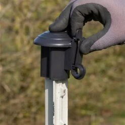 50x VOSS.farming Premium Kopfisolator Für T-Post, T-Pfosten, Schwarz, Sparpack 25 50x VOSS.farming Premium Kopfisolator Für T-Post, T-Pfosten, Schwarz, Sparpack -Optimal Ranchzaun Geschäft 44519 voss farming kopfisolator tpfosten praxisbild 3