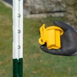 50x VOSS.farming Premium Kopfisolator Für T-Post, T-Pfosten, Gelb, Sparpack 23 50x VOSS.farming Premium Kopfisolator Für T-Post, T-Pfosten, Gelb, Sparpack -Optimal Ranchzaun Geschäft 44849 voss farming kopfisolator gelb tpfosten praxisbild 2