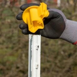 50x VOSS.farming Premium Kopfisolator Für T-Post, T-Pfosten, Gelb, Sparpack 24 50x VOSS.farming Premium Kopfisolator Für T-Post, T-Pfosten, Gelb, Sparpack -Optimal Ranchzaun Geschäft 44849 voss farming kopfisolator gelb tpfosten praxisbild 3