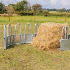VOSS.farming Rundballenraufe, Heuraufe, Rundraufe Mit 12 Fressplätzen Und Palisadenfressgitter 16 VOSS.farming Rundballenraufe, Heuraufe, Rundraufe Mit 12 Fressplätzen Und Palisadenfressgitter -Optimal Ranchzaun Geschäft 45421 voss farming feuerverzinke rundballenraufe aufklappbar