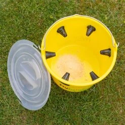 SET: Flybuckets Fliegenfalle + Lockmittel 240g - Fliegenschutz Für Stall & Weide 28 SET: Flybuckets Fliegenfalle + Lockmittel 240g - Fliegenschutz Für Stall & Weide -Optimal Ranchzaun Geschäft 500130 flybuckets fliegenfalle effektiv 2