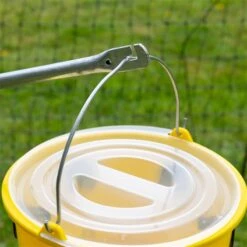 SET: Flybuckets Fliegenfalle + Lockmittel 240g - Fliegenschutz Für Stall & Weide 37 SET: Flybuckets Fliegenfalle + Lockmittel 240g - Fliegenschutz Für Stall & Weide -Optimal Ranchzaun Geschäft 500130 flybuckets fliegenfalle nachhaltig und robust 2