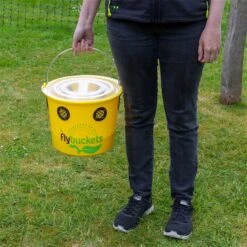 SET: Flybuckets Fliegenfalle + Lockmittel 240g - Fliegenschutz Für Stall & Weide 36 SET: Flybuckets Fliegenfalle + Lockmittel 240g - Fliegenschutz Für Stall & Weide -Optimal Ranchzaun Geschäft 500130 flybuckets fliegenfalle wiederverwendbar 1
