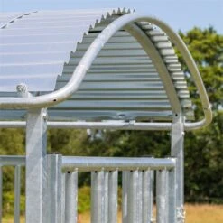 VOSS.farming Pferde-Viereckraufe, Rundballenraufe Mit Dach Und Fressgitter, Höhenverstellbar -Optimal Ranchzaun Geschäft 503903 voss farming viereckraufe mit dachkantenschutz 1