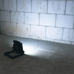 LED Akku-Strahler Mit Adapter - Baustrahler, Multi Akku Arbeitsleuchte, 20W, 2500lm -Optimal Ranchzaun Geschäft 510550 multi akku arbeitsleuchte 20w 2500lm 13