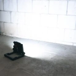 LED Akku-Strahler Mit Adapter - Baustrahler, Multi Akku Arbeitsleuchte, 20W, 2500lm -Optimal Ranchzaun Geschäft 510550 multi akku arbeitsleuchte 20w 2500lm 15