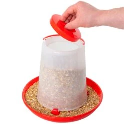 SET VOSS.farming - Geflügelfutterautomat 8kg + Geflügeltränke 10l 31 SET VOSS.farming - Geflügelfutterautomat 8kg + Geflügeltränke 10l -Optimal Ranchzaun Geschäft 560105 106 voss farming futterautomat gefluegelfutter