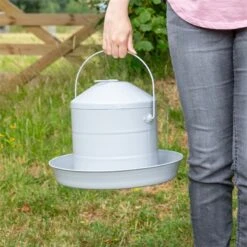 Geflügeltränke Mit Griff - Geschlossene Metalltränke Zum Aufhängen -Optimal Ranchzaun Geschäft 560432 gefluegeltraenke mit griff geschlossene metalltraenke 2