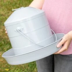 Geflügeltränke Mit Griff - Geschlossene Metalltränke Zum Aufhängen -Optimal Ranchzaun Geschäft 560432 gefluegeltraenke mit griff geschlossene metalltraenke 3