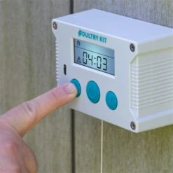 SET VOSS.farming Poultry Kit - Automatische Hühnertür, Hühnerklappe 430 X 400mm -Optimal Ranchzaun Geschäft 561810 voss farming automatische huehnerklappe einfache bedienung 2