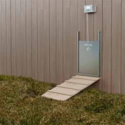 SET VOSS.farming Poultry Kit - Automatische Hühnertür, Hühnerklappe 220 X 330mm 23 SET VOSS.farming Poultry Kit - Automatische Hühnertür, Hühnerklappe 220 X 330mm -Optimal Ranchzaun Geschäft 561810 voss farming automatische huehnertuer tueroeffer praxisbild geschlossen 3