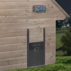 SET VOSS.farming „ChickenFriend“ Automatische Hühnerklappe + Tür 430x400mm + Solar Akku Set -Optimal Ranchzaun Geschäft 561820 voss farming elektrische huehnerklappe am stall 2
