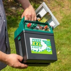 Weidezaungerät 9V "Power XXL B 9000-S" + 5W SOLAR + Batterie 25 Weidezaungerät 9V "Power XXL B 9000-S" + 5W SOLAR + Batterie -Optimal Ranchzaun Geschäft 570506 voss farming power xxl 9v batteriegeraet solar 5W