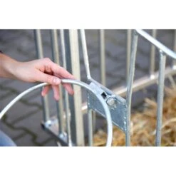 KERBL "CalfHouse Master Plus", Kälberiglu Mit Leichter Umzäunung -Optimal Ranchzaun Geschäft 580100 09 kaelberiglu stabilitaet tierwohl traenkehalter eimerhalter umzaeunung