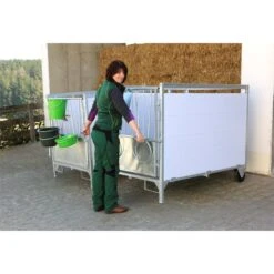 KERBL "Kälberbox Klein" Inkl. Dach, 130x85x106cm 16 KERBL "Kälberbox Klein" Inkl. Dach, 130x85x106cm -Optimal Ranchzaun Geschäft 580135 580140 3 kaelberbox mit eimerhalterung 3