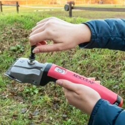 AESCULAP Pferdeschermaschine "Bonum", Rosa + 2x Akku + GRATIS Justierhilfe 24 AESCULAP Pferdeschermaschine "Bonum", Rosa + 2x Akku + GRATIS Justierhilfe -Optimal Ranchzaun Geschäft 85141 11 aesculap schermaschine fuer pferde mit drehmomentschlC3BCssel torqui