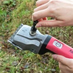 AESCULAP Pferdeschermaschine "Bonum", Rosa + 2x Akku + GRATIS Justierhilfe 25 AESCULAP Pferdeschermaschine "Bonum", Rosa + 2x Akku + GRATIS Justierhilfe -Optimal Ranchzaun Geschäft 85141 12 aesculap pferdeschermaschine bonum mit justierhilfe zum einfachen einstellen