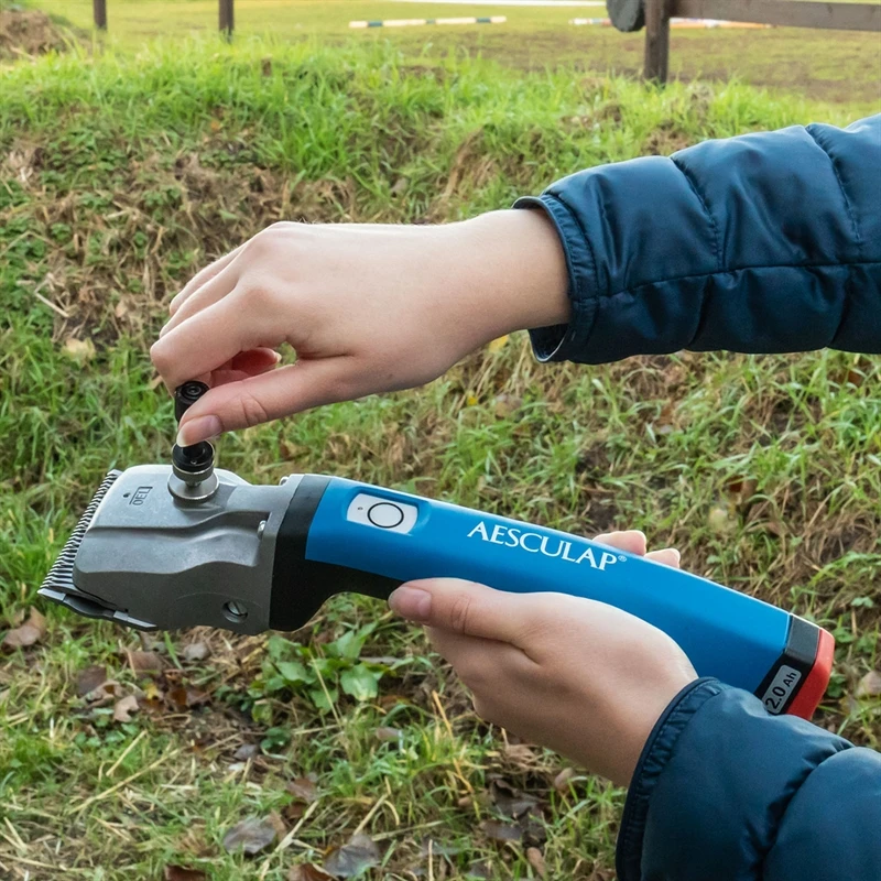 AESCULAP Pferdeschermaschine "Bonum", Blau + 2x Akku + GRATIS Justierhilfe 13 AESCULAP Pferdeschermaschine "Bonum", Blau + 2x Akku + GRATIS Justierhilfe – Bild 11