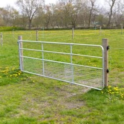 VOSS.farming Weidetor Verstellbar 400 - 500 Cm, Mit Gitter, 110 Cm Hoch, Verzinkt -Optimal Ranchzaun Geschäft voss farming weidezauntor praxisbild 1